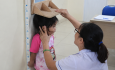 Theo dõi cân nặng, chiều cao để phát hiện nguy cơ suy dinh dưỡng ở trẻ