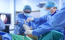 Lần đầu tiên tại Việt Nam phẫu thuật nắn chỉnh vẹo cột sống không ghép xương