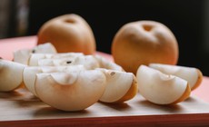 Cách ăn lê vào mùa thu hỗ trợ giảm khô da