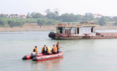 Vụ mẹ ôm con 2 tuổi nghi nhảy cầu: Đã tìm thấy thi thể cháu bé