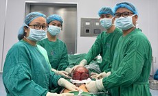 Nữ điều dưỡng hiến máu cứu người phụ nữ có khối u tử cung 13cm