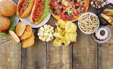 Hiểm họa âm thầm từ thực phẩm siêu chế biến với mạch máu não