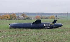 Tên lửa chống gây nhiễu mới nhất của Nga 'nằm nghỉ ngơi' trên cánh đồng ở Ukraine