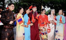 'Sắc màu năm châu' đưa màu sắc quốc tế xuống phố Hà Nội