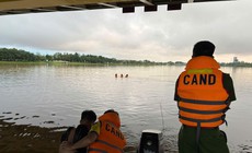 Tìm kiếm người đàn ông mất tích trên sông Hương ở Huế