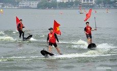 Mãn nhãn màn kéo cờ Tổ quốc trên ván lướt sóng ở hồ Tây
