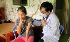 Bác sĩ ở Lâm Đồng đến tận nhà khám sức khỏe cho người yếu thế