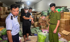 Lật tẩy thủ đoạn phù phép gần 20 tấn bánh kẹo trôi nổi thành hàng ngoại nhập