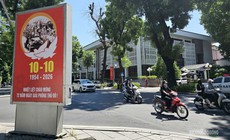Hà Nội rực sắc đỏ hướng về ngày Giải phóng Thủ đô 10/10