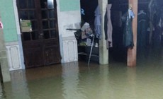 Mưa lớn, nước tràn vào nhà dân trong đêm