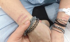 Khi con tự làm đau bản thân: Cha mẹ cần làm gì?