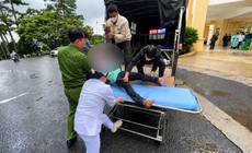 Người đàn ông co giật bên hồ Xuân Hương được công an đưa đi cấp cứu