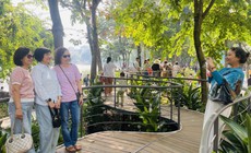Có gì ở cầu Dải lụa, khung gương bên hồ Hoàn Kiếm? 