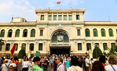 Cận Tết, du khách xếp hàng gửi thư tay đi khắp thế giới