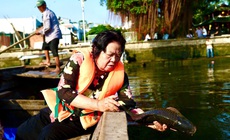 Người TPHCM thuê ghe ra giữa sông để thả cá, tiễn ông Công, ông Táo