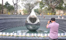 Công viên tưởng niệm nạn nhân COVID-19 hút khách ngày cận Tết