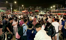 Hàng nghìn người dân vạ vật ở bến xe đông nhất TPHCM chờ xe về quê ăn Tết