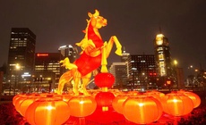 Năm Ngựa Lửa 2026: Không khí Tết rực đỏ và làn sóng di chuyển kỷ lục