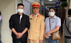 Bé 2 tháng tuổi tím tái giữa đường, CSGT dùng xe tuần tra chở đi cấp cứu