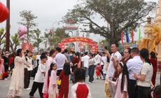 Hàng nghìn người đi lễ Đền Ông Hoàng Mười trong ngày mùng 1 Tết