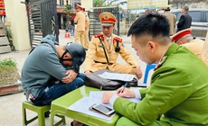 Bắt tài xế lái xe không biển số, có hành vi chống đối tại chốt kiểm tra nồng độ cồn