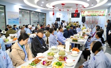 Ấm lòng bữa cơm trao yêu thương tới bệnh nhân ung thư nhân ngày sát Tết