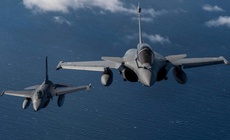 Rafale Pháp đối đầu Su-35 Nga: Cuộc so tài giữa công nghệ hiện đại và sức mạnh cơ động