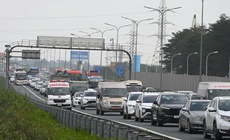 Chưa hết nghỉ Tết, dòng xe nối đuôi đổ dồn về Hà Nội