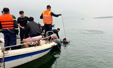 Tìm thấy nạn nhân đầu tiên trong vụ lật thuyền ở hồ Thác Bà