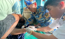 Nhà giàn DK1/10 cấp cứu ngư dân Đồng Tháp gặp nạn trên biển