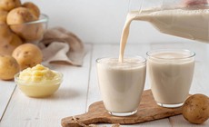 Mặt nạ từ khoai tây và sữa tươi đánh bay vẻ mệt mỏi, giúp làn da sáng bừng sau Tết