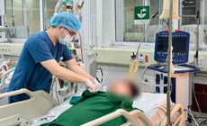 'Mở mắt là uống rượu', người đàn ông nôn ra cả lít máu