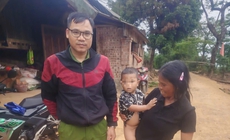 Cán bộ công an lao xuống hồ nước sâu cứu cháu bé 2 tuổi