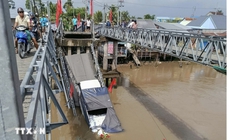 Sập cầu 30/4 ở Cần Thơ, xe tải chở gạo rơi xuống sông