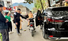 Chủ xe Lexus bị khởi tố vì mở cửa xe gây tai nạn làm 1 cháu bé tử vong