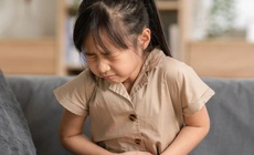 Cách xử trí khi trẻ bị đau bụng, nôn ói tại nhà