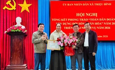 Khen thưởng nữ điều dưỡng kịp thời giành lại sự sống cho bé trai đuối nước