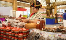 Gùi sản vật xuống phố quảng bá hương sắc vùng cao