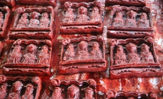 Người dân làng Địa Linh thức dậy từ sớm, quần quật cả ngày chạy hàng tượng ông Táo