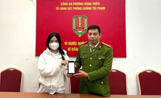 Nữ sinh lớp 11 bất ngờ nhận được 100 triệu từ số tài khoản lạ, vội trình báo công an