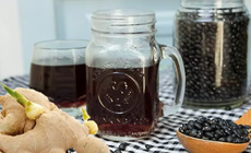 Nước đậu đen gừng: Bài thuốc hỗ trợ giảm đau nhức xương khớp