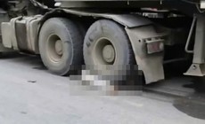 Xe máy va chạm xe đầu kéo khiến mẹ tử vong, con trai nguy kịch