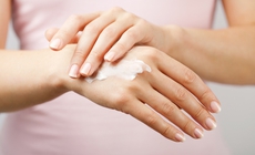 Cách nào phòng và giảm nếp nhăn trên da tay?