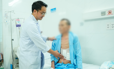 Đau bụng nhiều ngày, tự uống thuốc giảm đau, người đàn ông thủng dạ dày nguy kịch