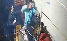 Điều tra vụ tài xế công nghệ 'hổ báo' cầm ghế truy đuổi, đánh người gây náo loạn giữa đêm