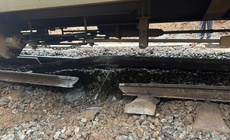 Tàu hàng trật bánh trên đèo Hải Vân