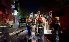 Cứu 5 người mắc kẹt trong vụ cháy nhà ở TP Hồ Chí Minh