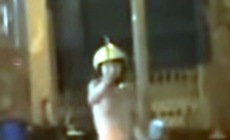 Nam thanh niên cởi trần cầm 2 con dao đe dọa người đi đường