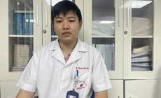 Bác sĩ quỳ giữa đường Nguyễn Chí Thanh ép tim cứu người: 'Lúc bệnh nhân thở lại, tất cả đều vỡ òa cảm xúc'