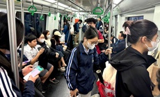 Nhiều người bỏ xe riêng, chọn tàu điện, xe buýt để di chuyển